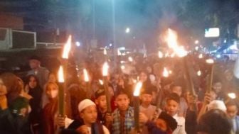 Meriah! Ratusan Warga Bandung Barat Pawai Obor di Jalan Cimareme