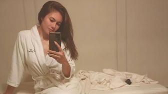 Membaca Arti Pose Menantang Wulan Guritno di Atas Meja Bos