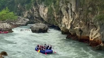 Cuma 25 Km dari GT Padalarang, Sungai di Bandung Barat Ini Disebut Aare nya Jawa Barat! Bayar Rp8000 Udah Serasa di Swiss?