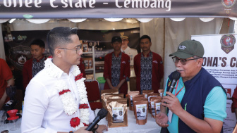 Hengky Kurniawan Pastikan Terus Dorong Ekonomi UMKM dan Petani Kopi di Bandung Barat