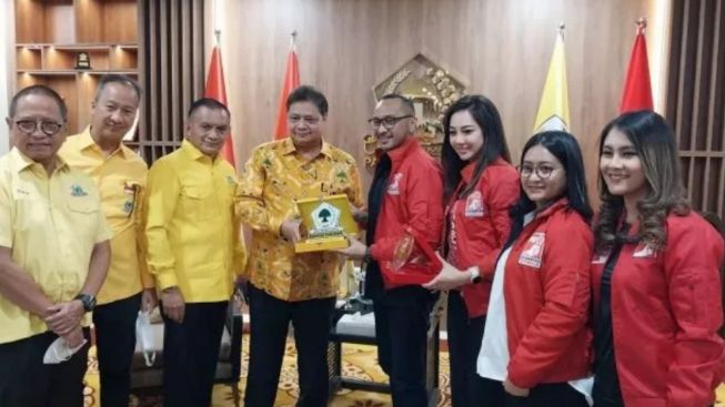 Junior Belajar pada Senior, Ketum PSI Giring Ganesha Kunjungi DPP Partai Golkar