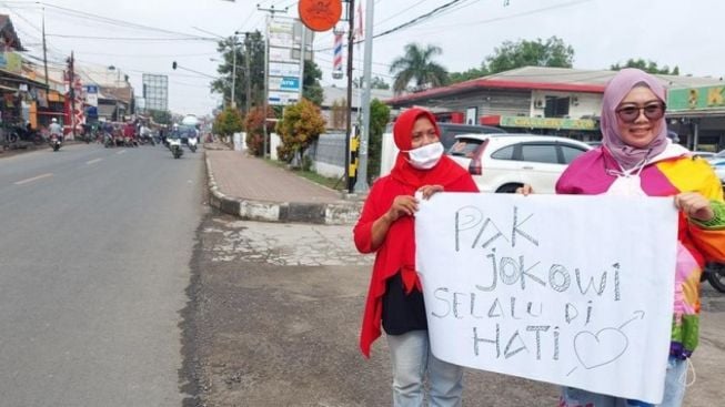 Dua Emak-emak Kecewa Presiden Jokowi Tidak Bisa Datang ke Bandung