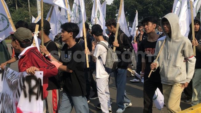 Tolak Kenaikan Harga BBM, Aksi Massa 4 Koalisi Pekerja KBB Merangsak Masuk ke Gedung DPRD