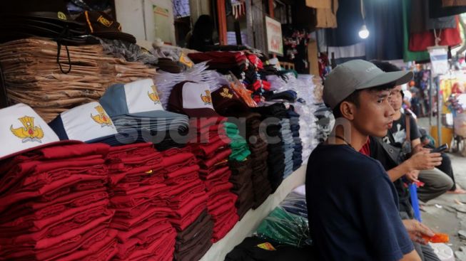 Bupati Bandung Berikan Sanksi Tegas : Ada Pihak Sekolah Melakukan Praktik Penjualan Seragam Secara Paksa