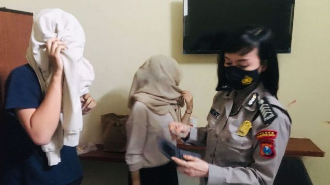 Polisi Grebek Pasangan ASN Sedang Begituan di Mobil