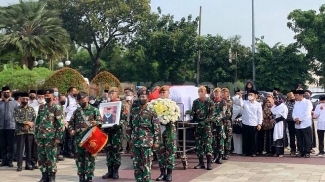 Jenazah Profesor Azyumardi Azra Dimakamkan Secara Militer di TMP Kalibata