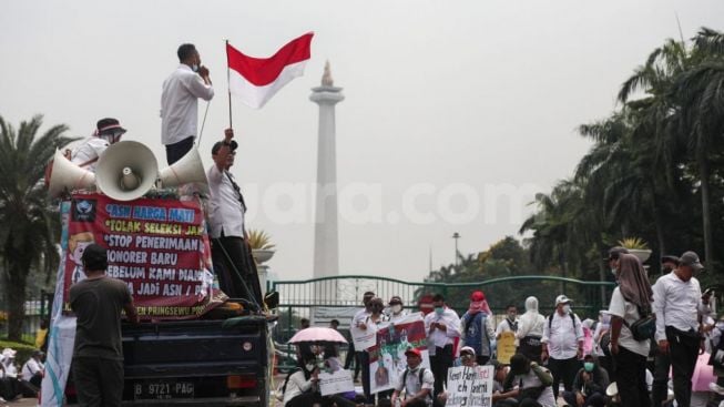 Massa Nakes Demo di Silang Monas Meminta ke Jokowi Angkat Jadi ASN Tanpa Tes