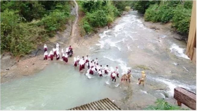 Demi Bisa Sekolah, Pelajar di Desa Neglasari Kabupaten Cianjur Tetap Nekat Seberangi Sungai Meski Nyawa Jadi Taruhan