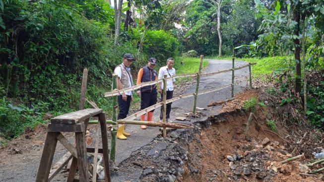 Dua Kali Diterjang Longsor, Warga Kampung Cibangkonol KBB Terisolir