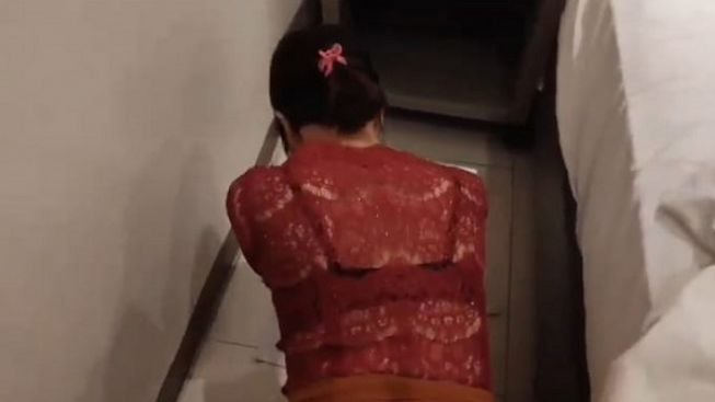 Pengakuan Wanita Kebaya Merah di Video Syur, Awal Perkenalan sampai Tubuh Dijamah Dibuat Tak Berdaya, Bayarannya Setara untuk Bayar Kosan Bulanan