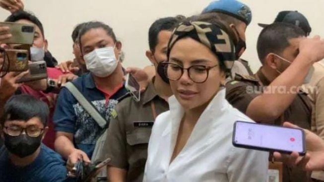 Nikita Mirzani Kecewa Dito Mahendra Tak Hadir dalam Sidang