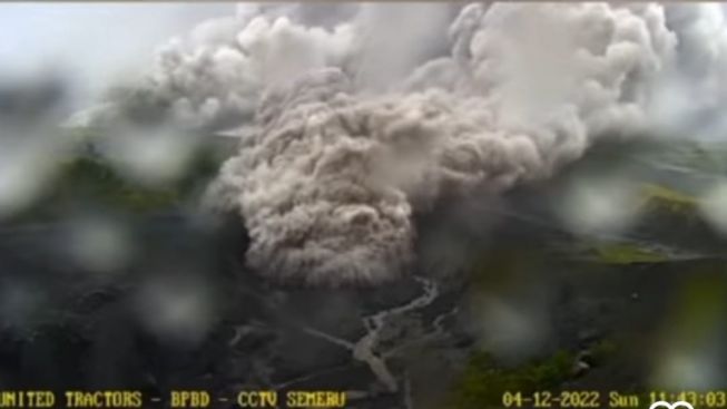 BREAKING NEWS Gunung Semeru Naik Menjadi Awas Setelah Kemarin Erupsi, Ngeri Lihat Video Guguran Awan Panasnya Di sini