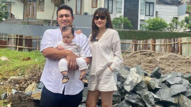 Rumah Berkonsep Mediteranian Klasik Dibangun Gilang Dirga