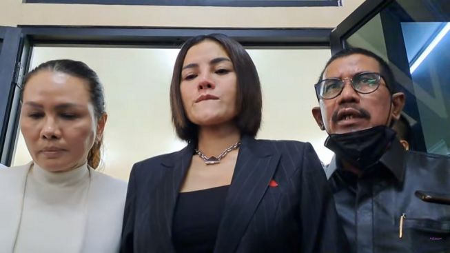 Ngamuk hingga Banting Mikrofon dan Berkas saat di Persidangan, Ini Kata Nikita Mirzani Gegara Dito Mahendra Mangkir Lagi