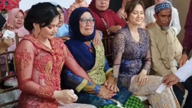 Indah Permatasari Bertemu Ibunya di Acara Lamaran Sang Adik, Pegangan Tangan Bikin Salfok