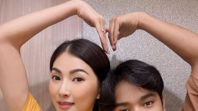 Betrand Peto Berulah Kembali Dengan Mencium Tengkuk dan Pipi Sarwendah Dari Belakang, Wajarkah?