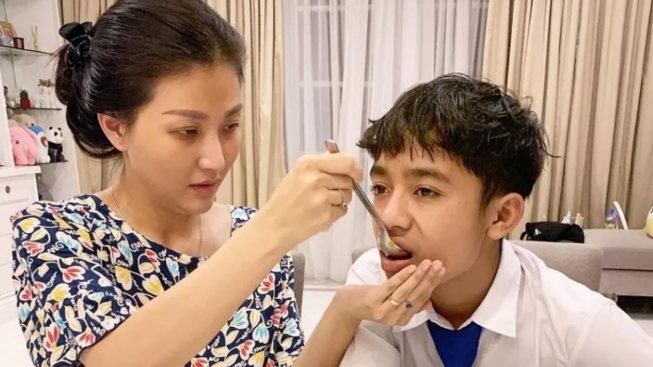 Sarwendah dan Betrand Peto Pergi Berduaan ke Tempat Ini Cuman Pakai Daster Doang? Istri Ruben Onsu: Tiba-tiba Dia Oleng