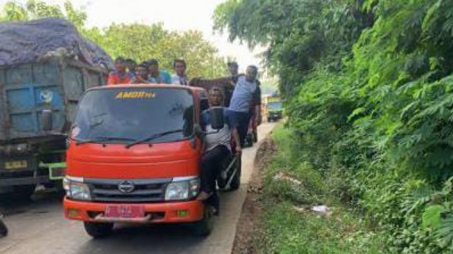 Sopir Armada Sampah Unjuk Rasa di TPA Sarimukti Bandung Barat