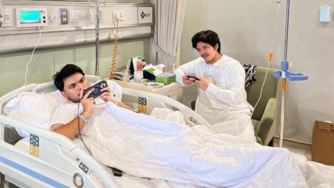 Thariq Halilintar Dijenguk Fuji dan Gala, Netizen: Obatnya Udah Dateng Kan!