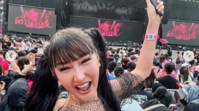 Antara Apresiasi dan Kecaman: Netizen Berikan Respons Terhadap Kehadiran Lucinta Luna di Konser BLACKPINK