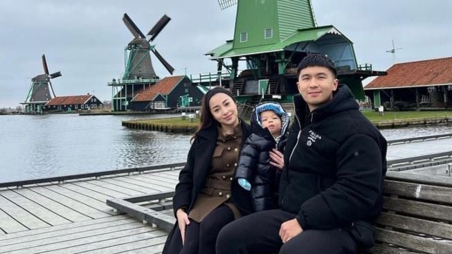 4 Potret Nikita Willy dan Baby Issa Bersantai di Amsterdam