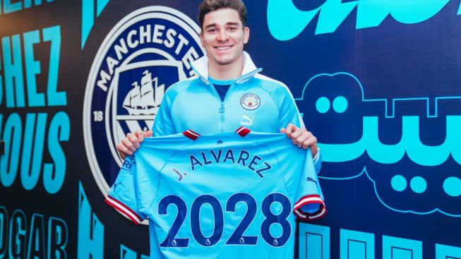 Resmi! Julian Alvarez Perpanjang Kontrak Bersama Manchester City hingga 2028