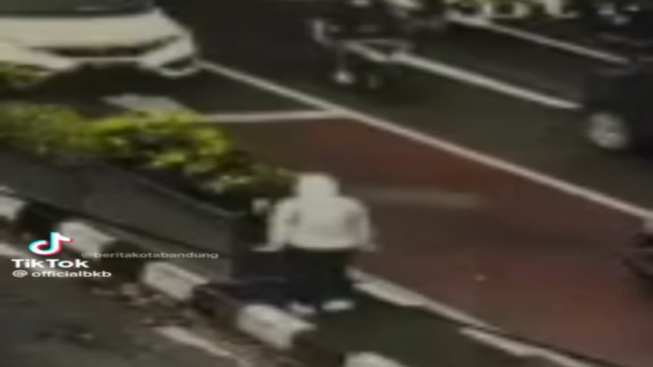 Diduga Membuat Konten Live Streaming di Tengah Jalan, Petugas Menghimbau Seorang Wanita Berhenti Melakukan Aksinya