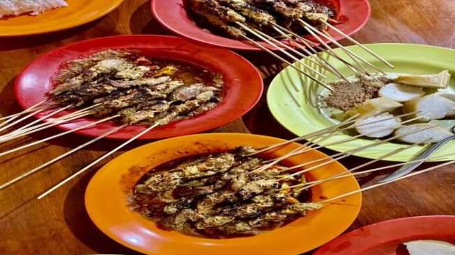 Ingin Merasakan Sate Legendaris yang Unik? Datang Saja ke Sate Klopo Ondomohen Bu Asih