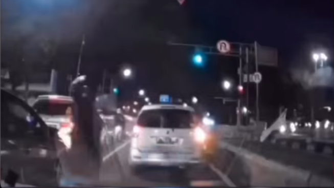 Viral Bahaya Membuka Kaca Mobil Saat Berhenti di Lampu Merah, Netizen: Harus Hati-Hati!