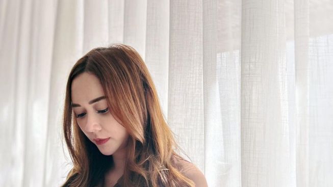 Menjadi Single Parent dan Merawat Putri Semata Wayangnya, Aura Kasih: Anakku Butuh Figur Ayah