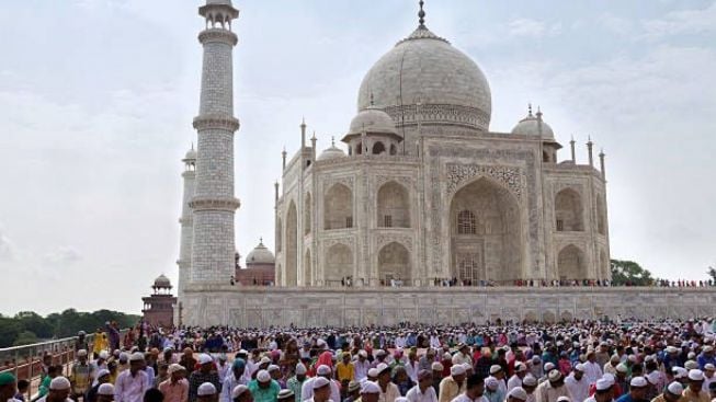 Lebih Utama Salat Idul Fitri di Masjid atau di Lapangan? Begini Penjelasannya