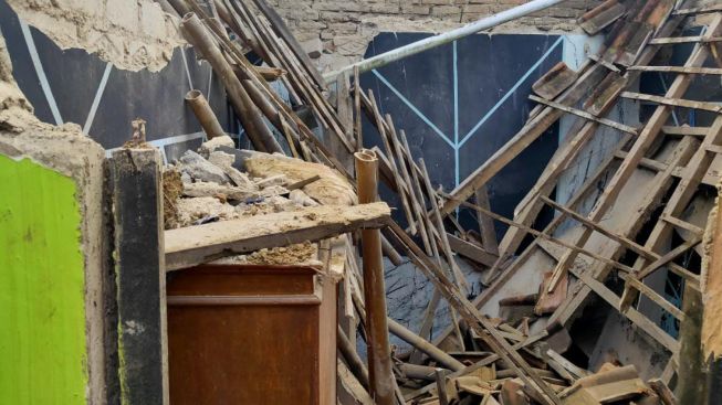 Satu Rumah di Ngamprah Bandung Barat Ambruk, Dua Orang Terluka