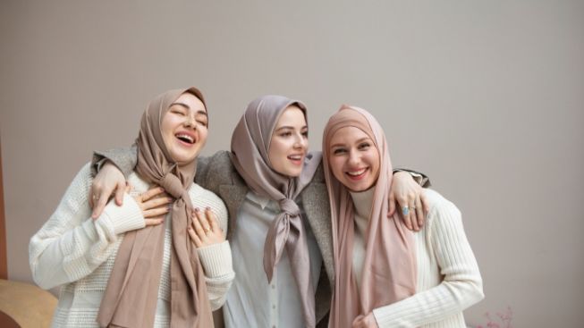 Lihat Orang Lain Cantik Malah Merasa Diri Jelek? Begini Cara Agar Cantik Luar-Dalam Kata Ustadzah Oki Setiana Dewi