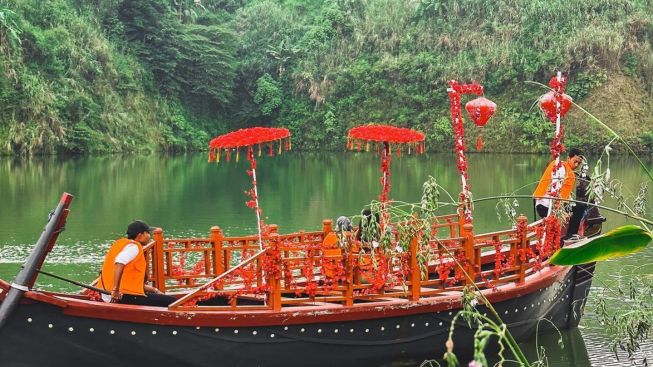 Rekomendasi Destinasi Wisata Baru di Bandung Barat Nih, Bestie! Rasakan Momen Liburan di Tepi Danau