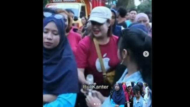 VIRAL, Emak-Emak Kebelet Nyanyi hingga Rebut Paksa Mic Gadis Kecil yang Sedang Melantunkan Lagu dengan Merdu Menuai Komentar Pedas