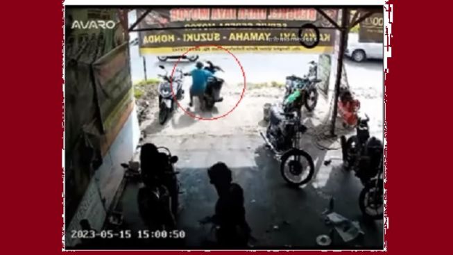 NAHAS, Motor Ngegas Sendiri, Melaju Kencang ke Tengah Jalan hingga Menghantam Mobil yang Tengah Melintas