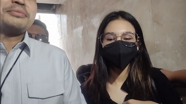 Tenri Anisa alias Tenten yang Diduga Selingkuhan Virgoun Jalani BAP di Polda Metro Jaya Didampingi Kuasa Hukumnya: Persiapannya...