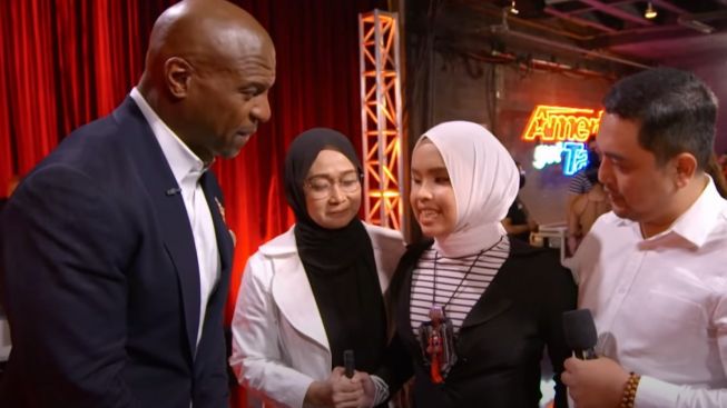 Suara Putri Ariani Membuat Simon Cowell Tergila-gila: Kisah Emosional Menyentuh Jutaan Hati di America's Got Talent, Catat Sejarah EmasIndonesia