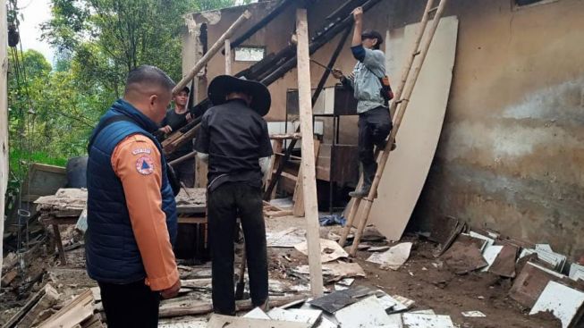 Diterjang Longsor, Satu Rumah di Cikalongwetan Bandung Barat Rusak