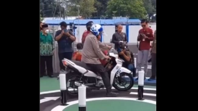 VIRAL! 6 Kapolsek Tidak Lulus Ujian Praktik SIM C, Komentar Netizen Bikin Geleng-Geleng Kepala: Makanya Jangan...