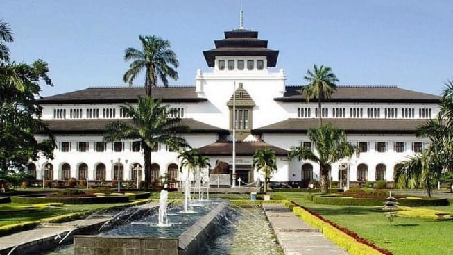 Di Balik Indah dan Megahnya, Gedung Sate Bandung Menyimpan Cerita Menyeramkan dari Asap Tebal hingga Sosok Wanita