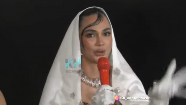 TOTALITAS : Luna Maya Latihan Suar Suzanna ke Guru Vokal Demi Perankan "Film Suzanna Malam Jum'at Kliwon"