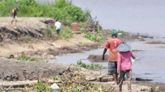 Akibat Musim Kemarau, Warga Bandung Barat Bercocok Tanam di Permukaan Waduk Saguling