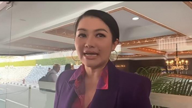 Dewi Perssik Bilang Gaji Pilot Rp200 Juta, Fitri Carlina Ungkap Fakta Sebenarnya