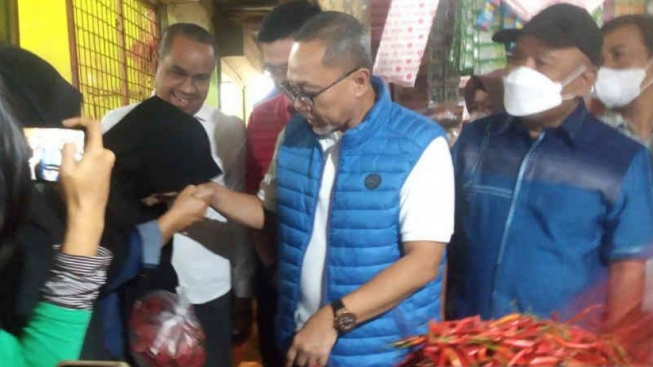 Tinjau Stok Bahan Pangan di Pasar Kota Bandung, Mendag Zulhas Sebut Harga Beras Tidak Naik Lagi