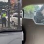 VIRAL! Pemotor Ngumpet di Belakang Mobil dengan Muka Pucat dan Ketakutan Lihat Polisi: Mukanya Kasian Tapi Lucu...