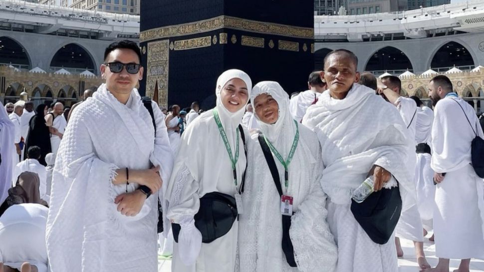 Tangis Haru Jenita Janet Usai Ceritakan Ibadah Umroh Bersama Sang Suami: Nggak Nyangka