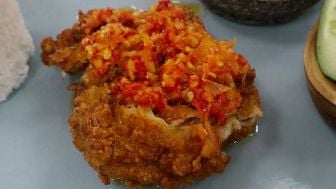 Cara Membuat Ayam Geprek Pedas Dan Awet Renyah