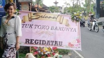 Regidatau Kirimi Bunga Untuk Toko Denise Chariesta di Bali