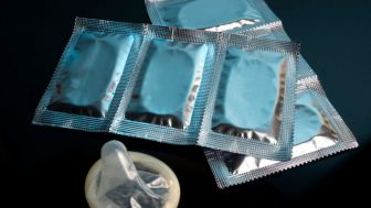 Pemuda 18 Tahun Ini Gelisah Simpan Barang Berbalut Kondom di Dubur